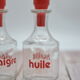 Huile et vinaigre avec écriture rouge