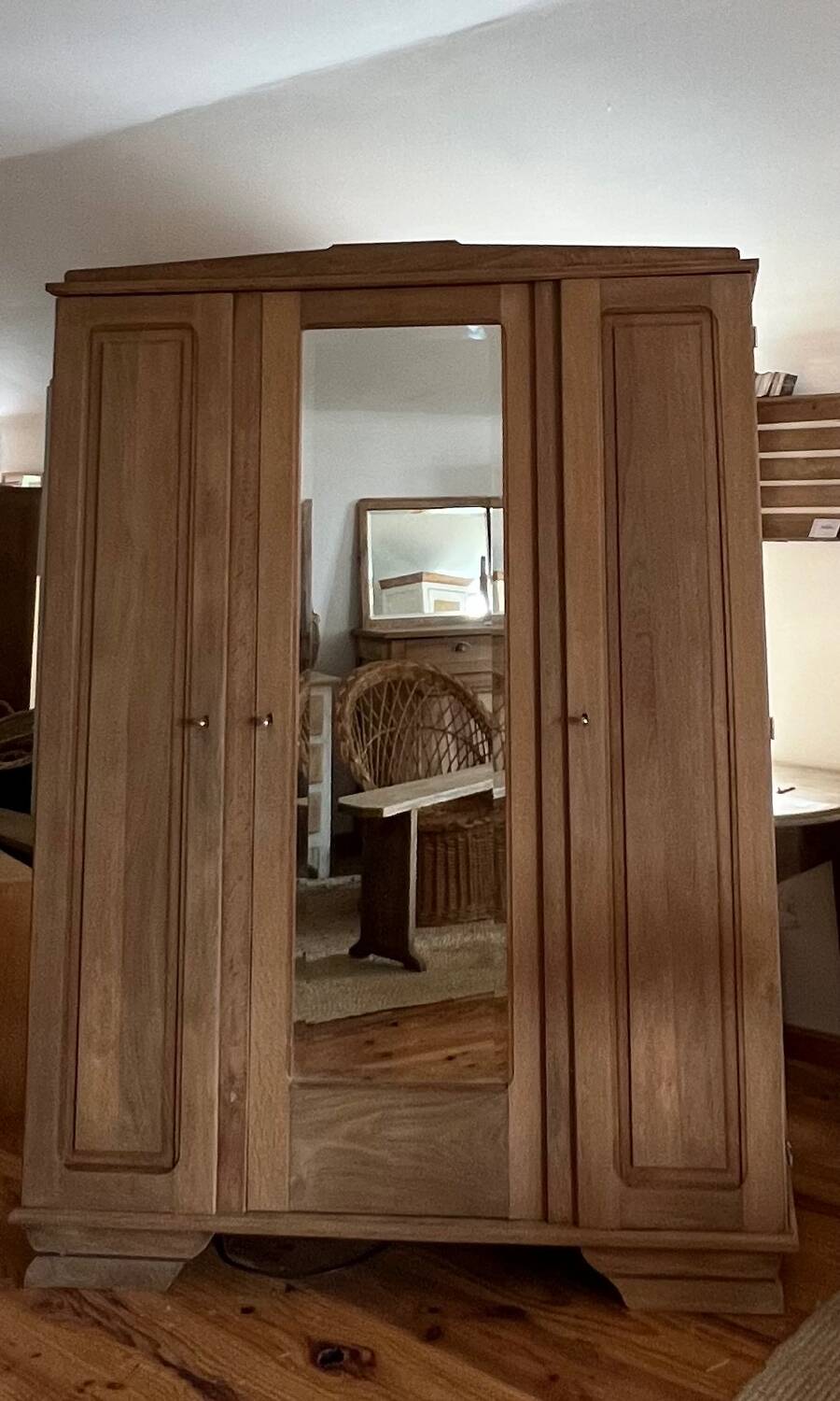 Antique wardrobe in raw solid oak: hanging space + shelves
