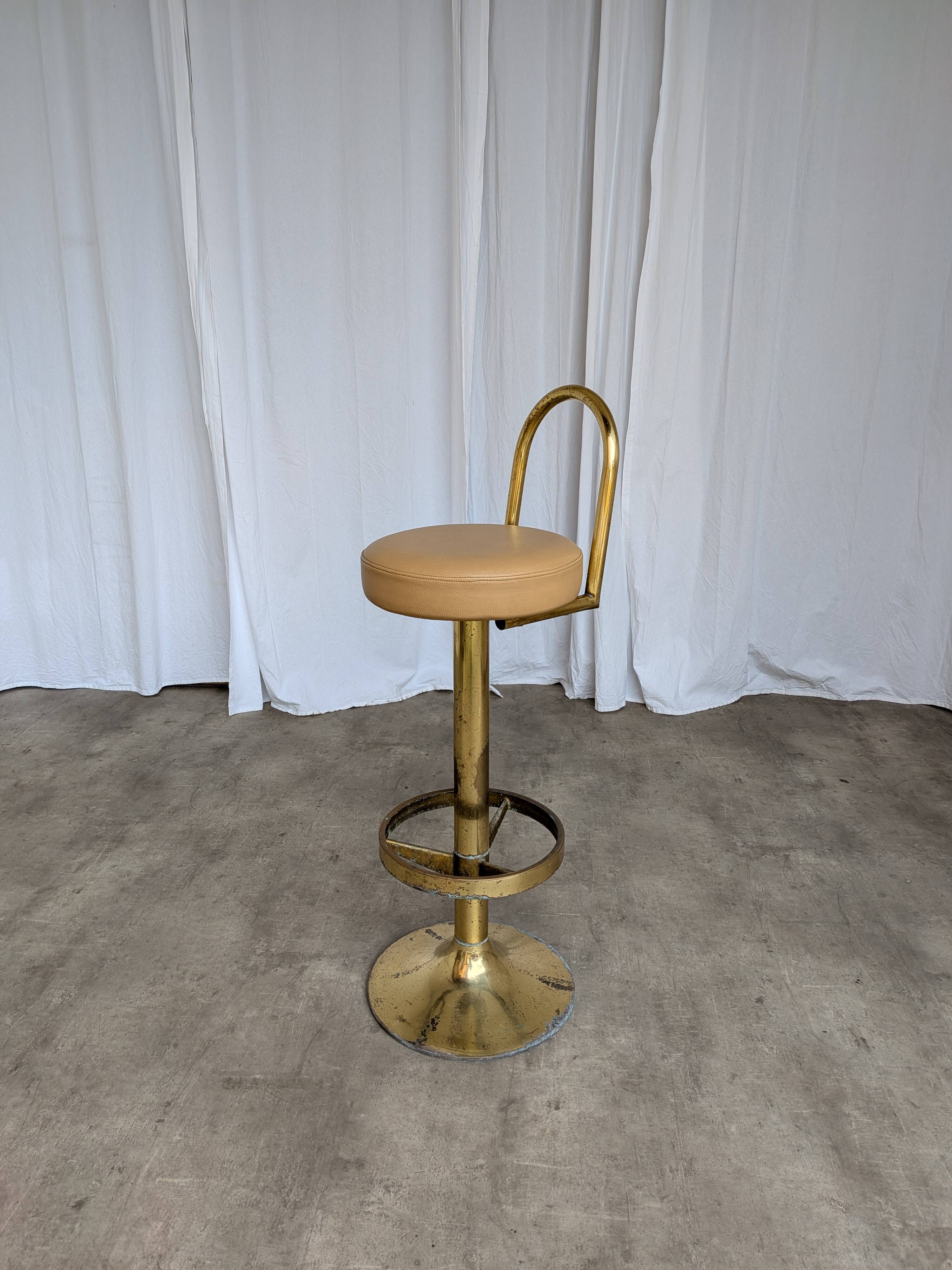 Tabouret de bar italien mid-century modern en laiton et cuir