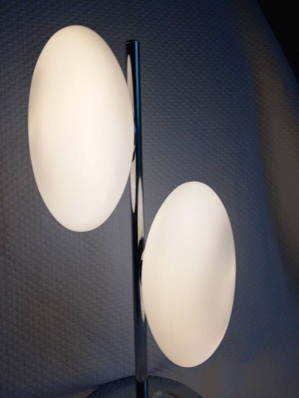 Lampe italienne orientable double galet en métal chromé et verre opalin par Fabas Luce