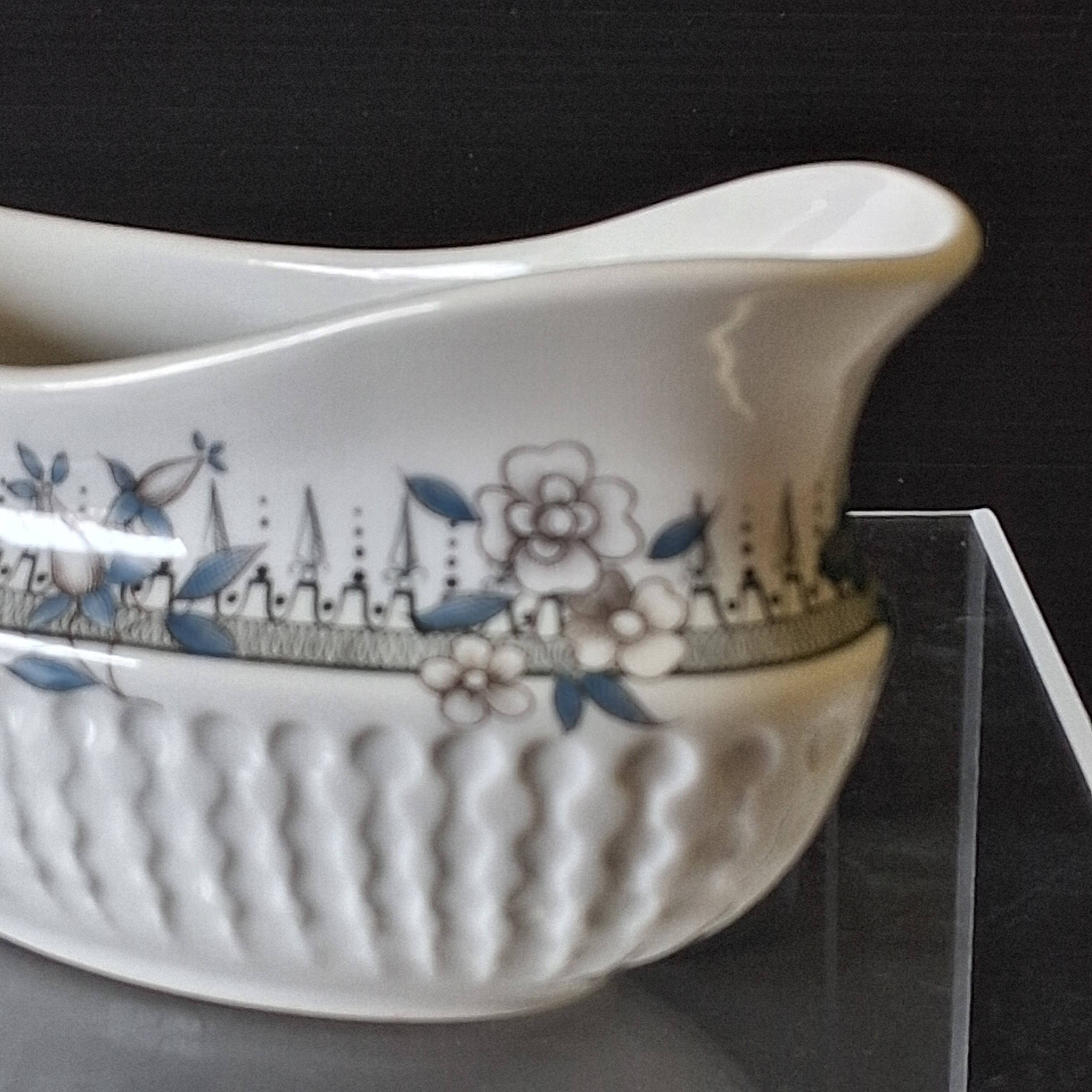 Very pretty porcelain sauceboat with a spout from Chauvigny, France, in very good condition.