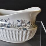 Very pretty porcelain sauceboat with a spout from Chauvigny, France, in very good condition.