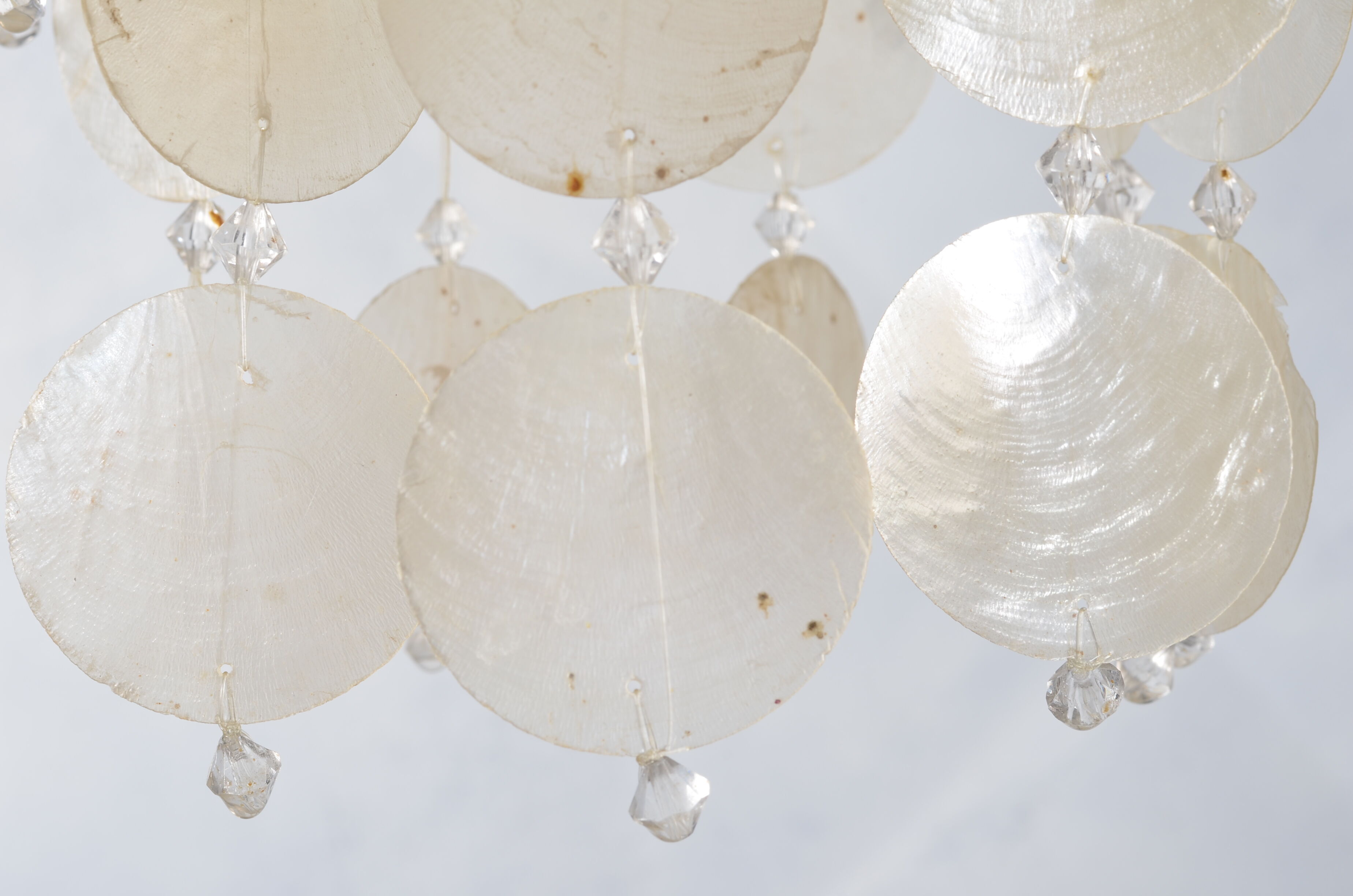 Mother-of-pearl tassels suspension