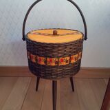 Travailleuse vintage en osier sur pieds compas