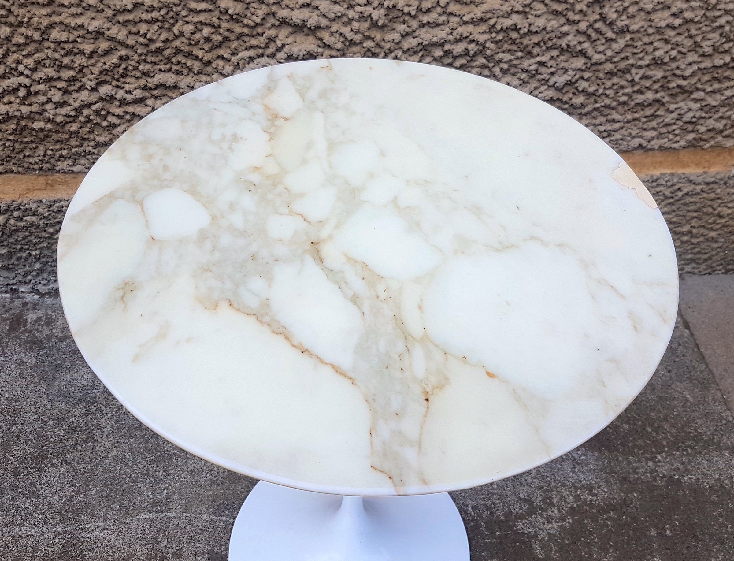 Side table Knoll by Saarinen