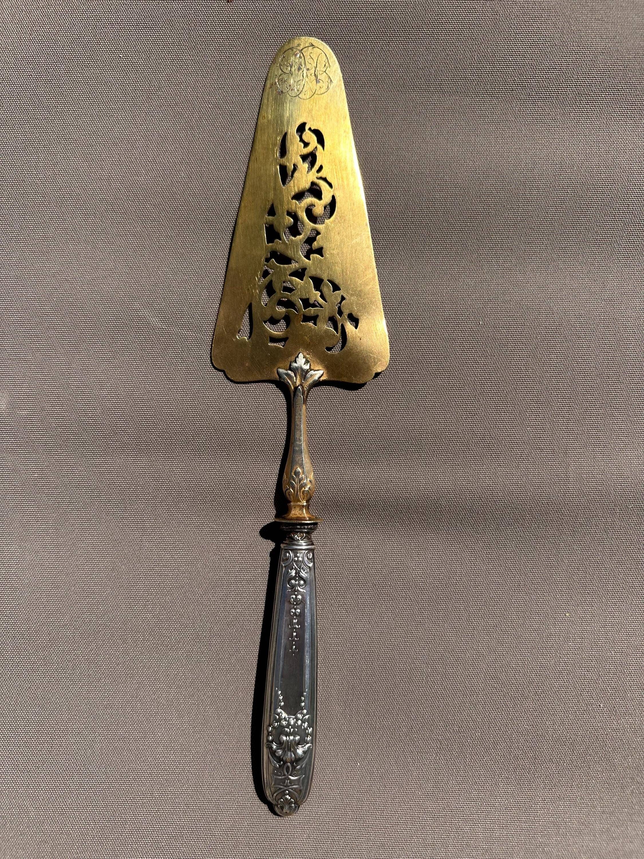 Silver cake server with gilded metal, pierced blade, 19th century.