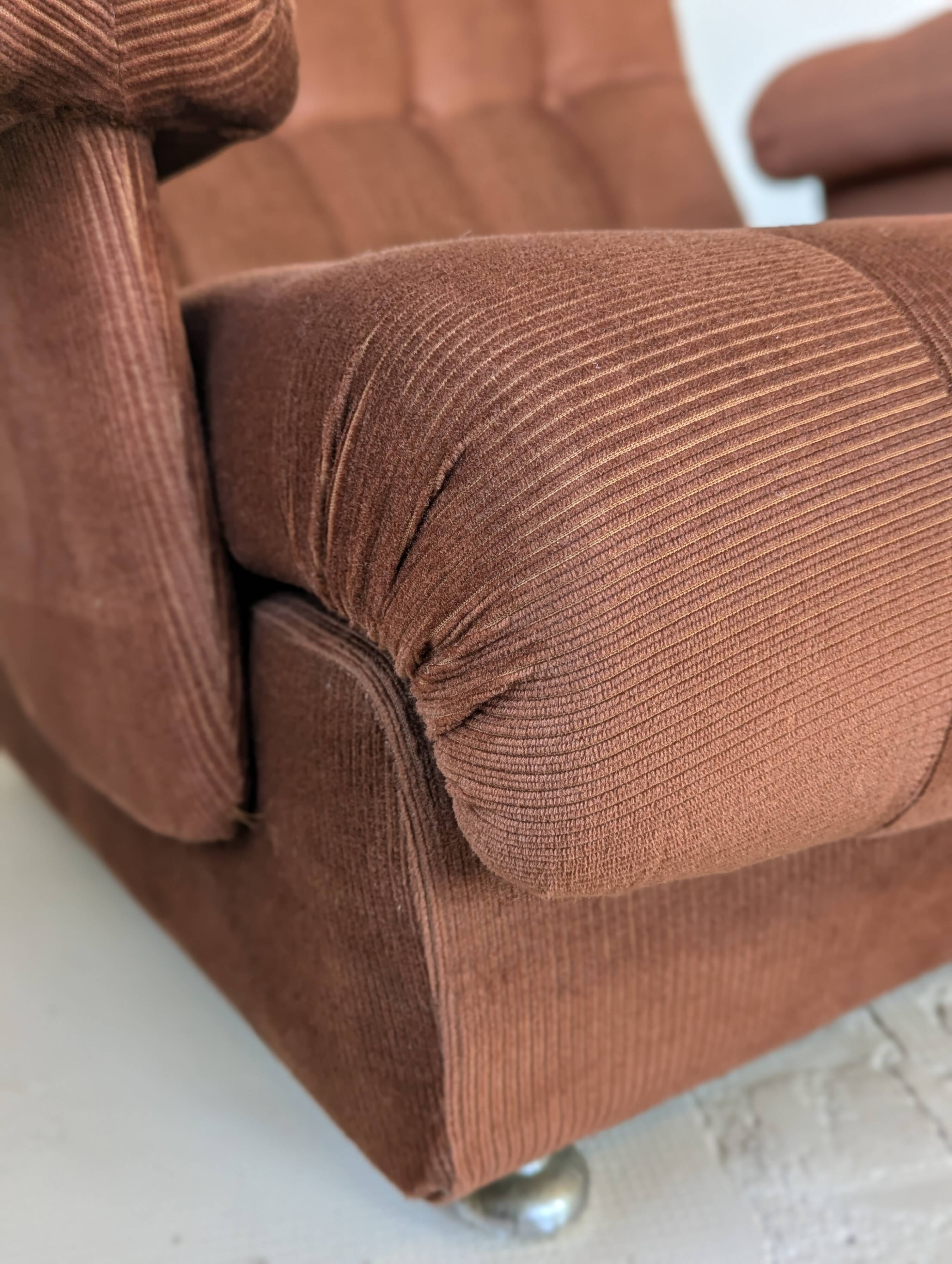 Fauteuil space age,en velours côtelé des années 70