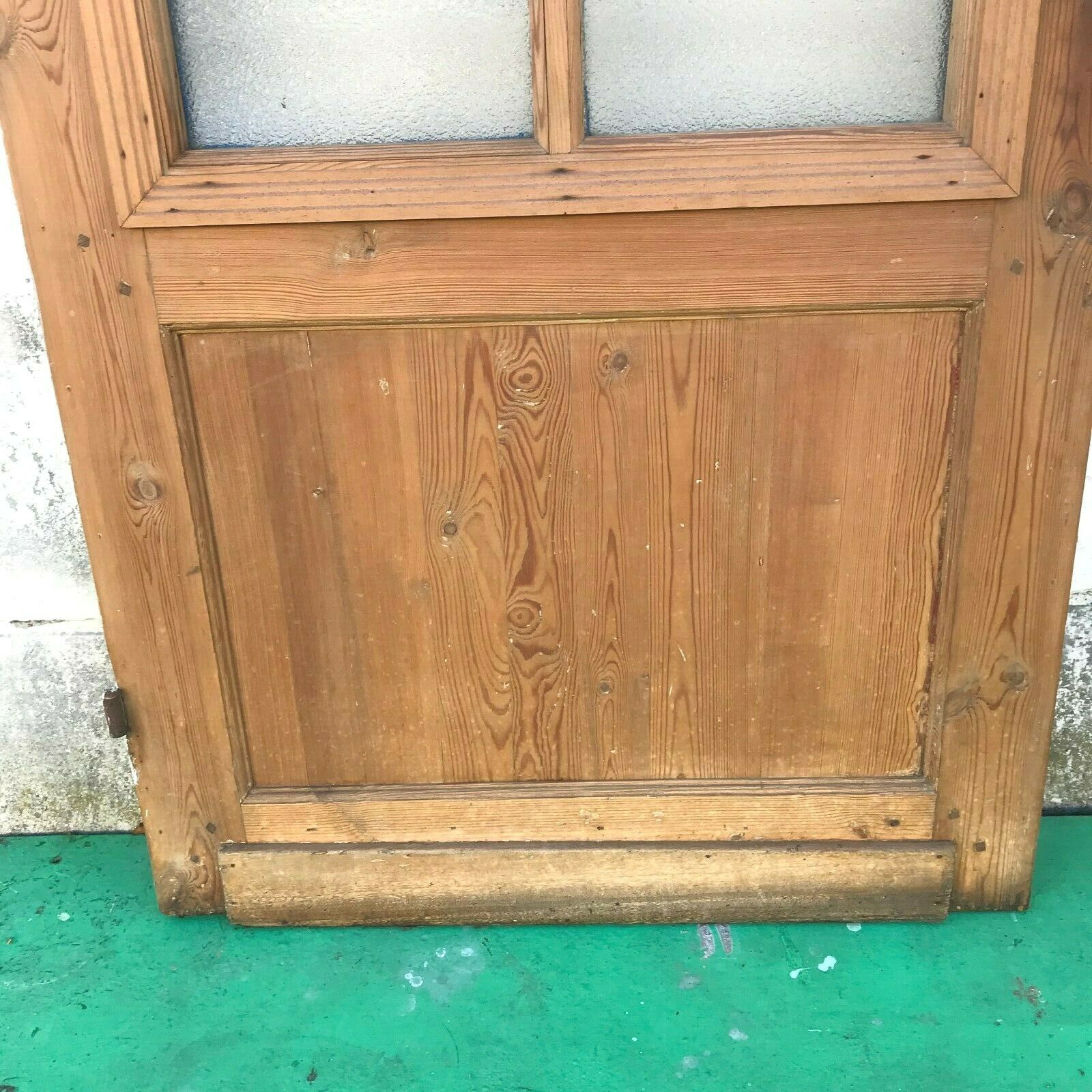 Double door facing a small tile
