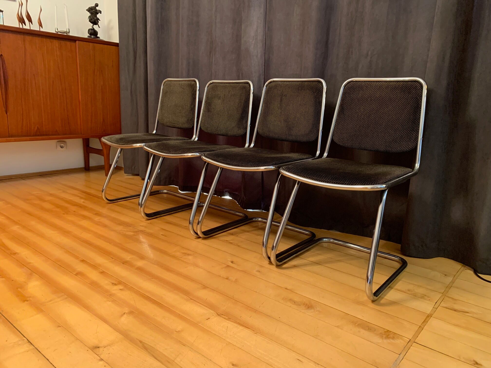 Ensemble de quatre chaises, Taro, Italie, années 1970.