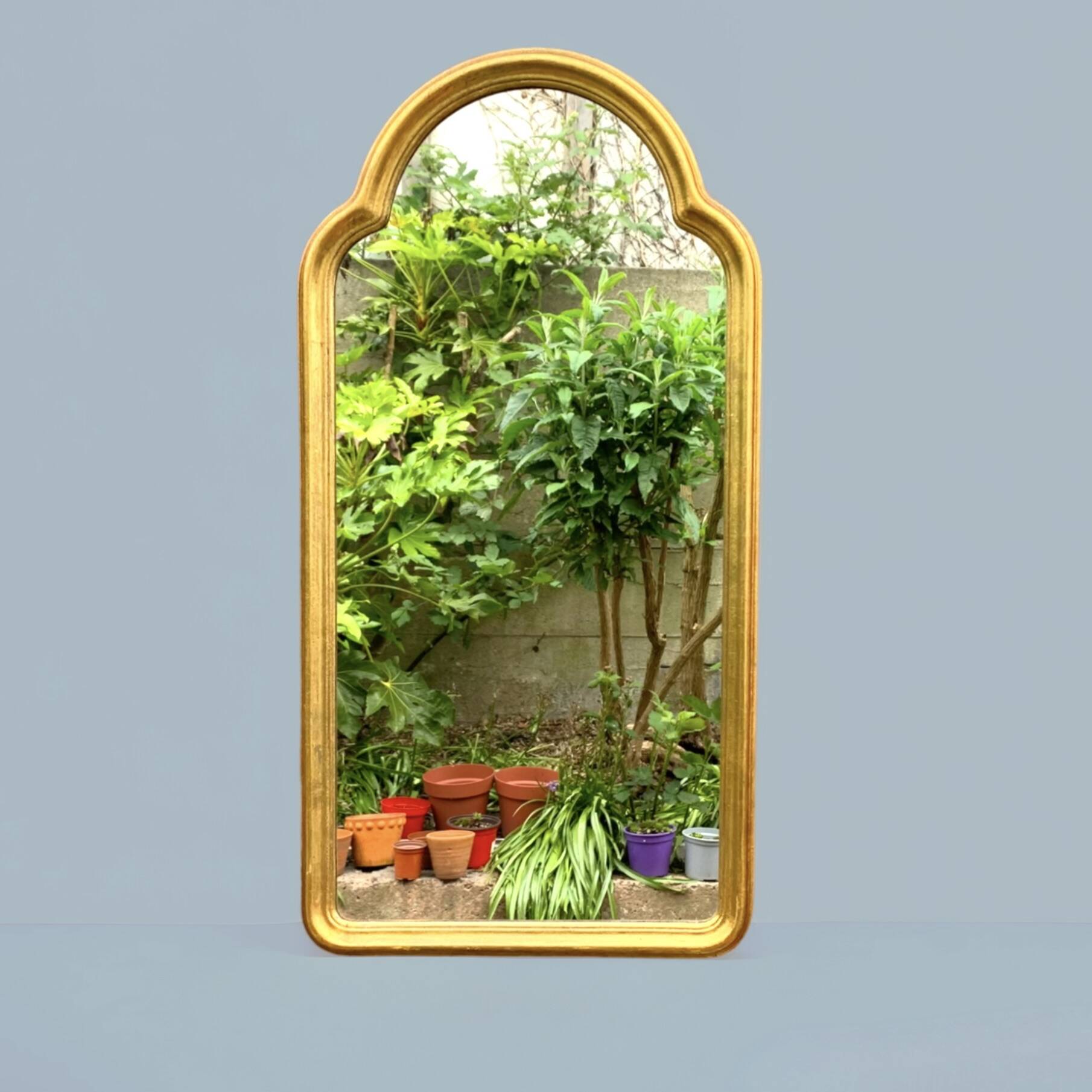 Grand miroir mural style arche en bois peint doré