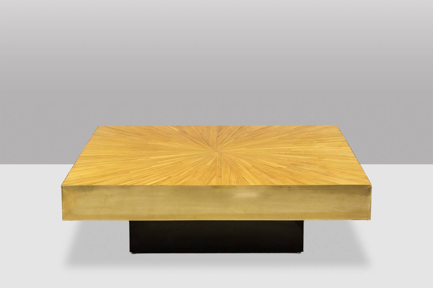 Coffee table in straw marquetry and brass. Contemporary.