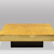 Table basse en marqueterie de paille et laiton. Contemporain