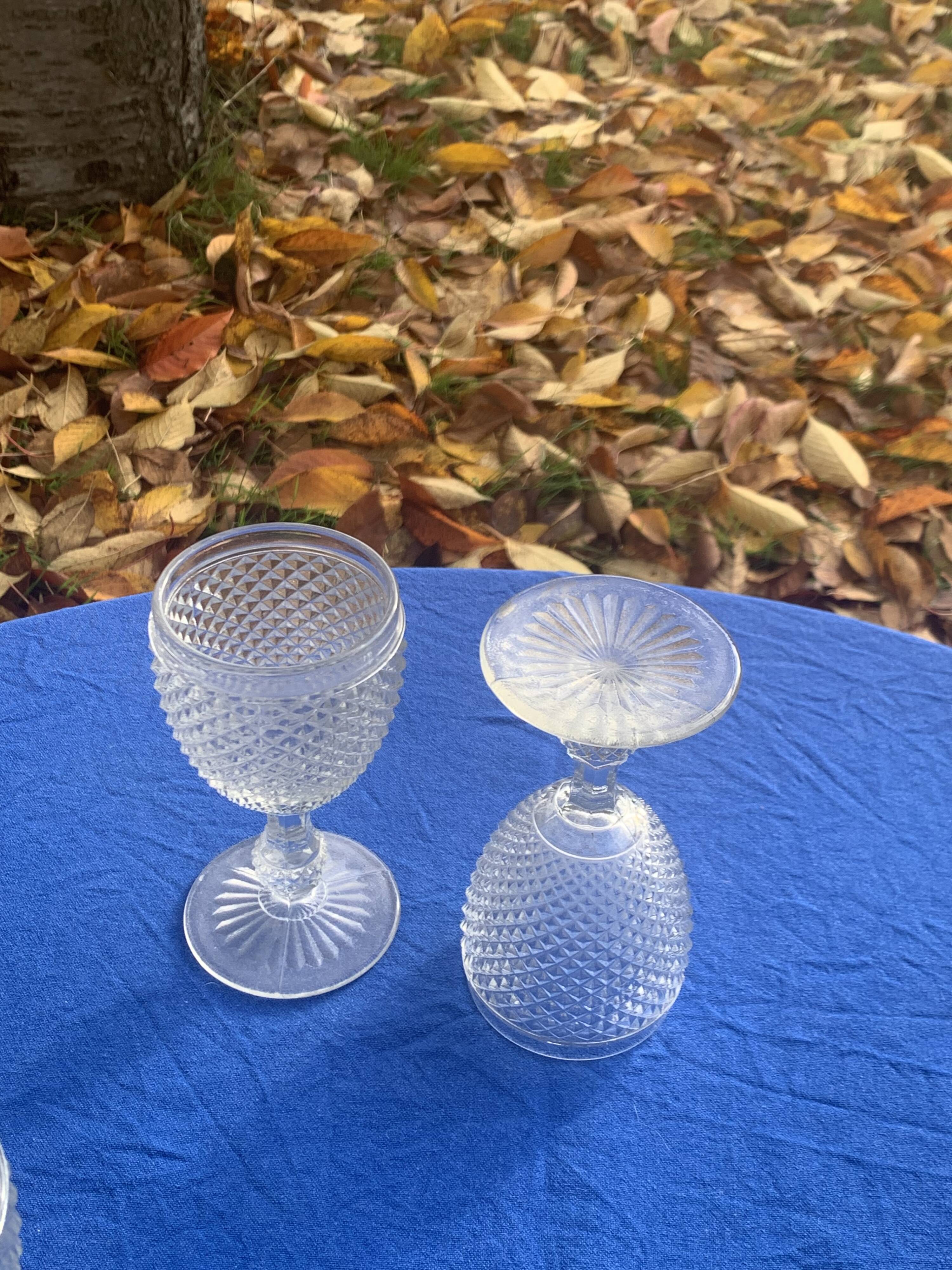 Elegant service consisting of a carafe, 3 wine glasses and 6 diamond pattern aperitif glasses