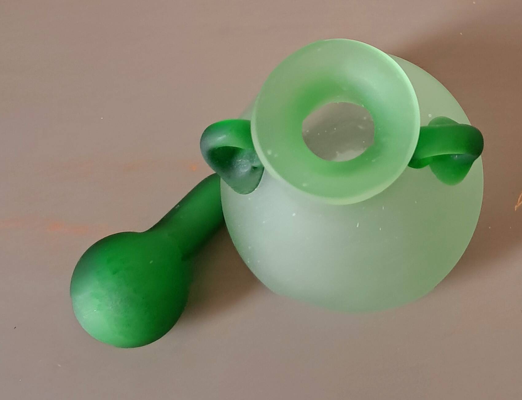 Fiole à oreilles, de couleur verte, en pâte de verre de murano