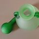 Fiole à oreilles, de couleur verte, en pâte de verre de murano