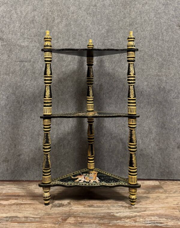 Inde vers 1900 : jolie étagère d'angle en bois laqué et peint