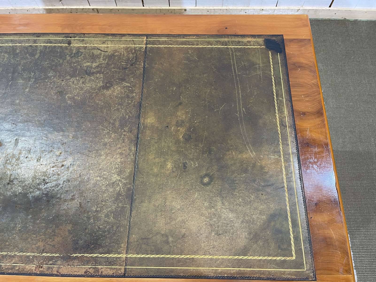 Bureau plat à caissons anglais des années 1950 en if