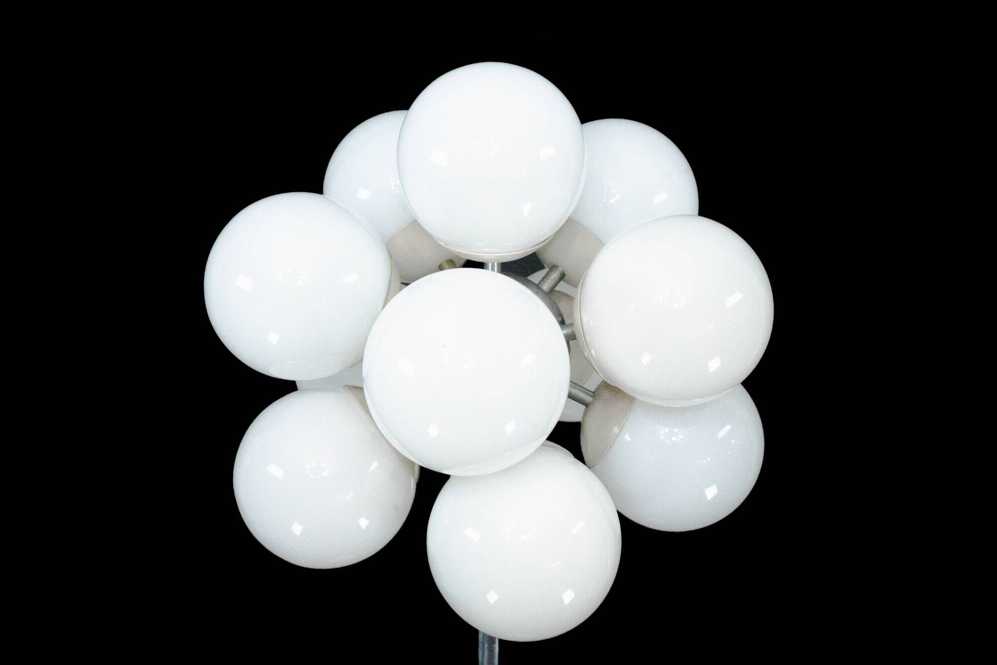 Vintage Italian space age floor lamp by Reggiani, dating from the 1960s.