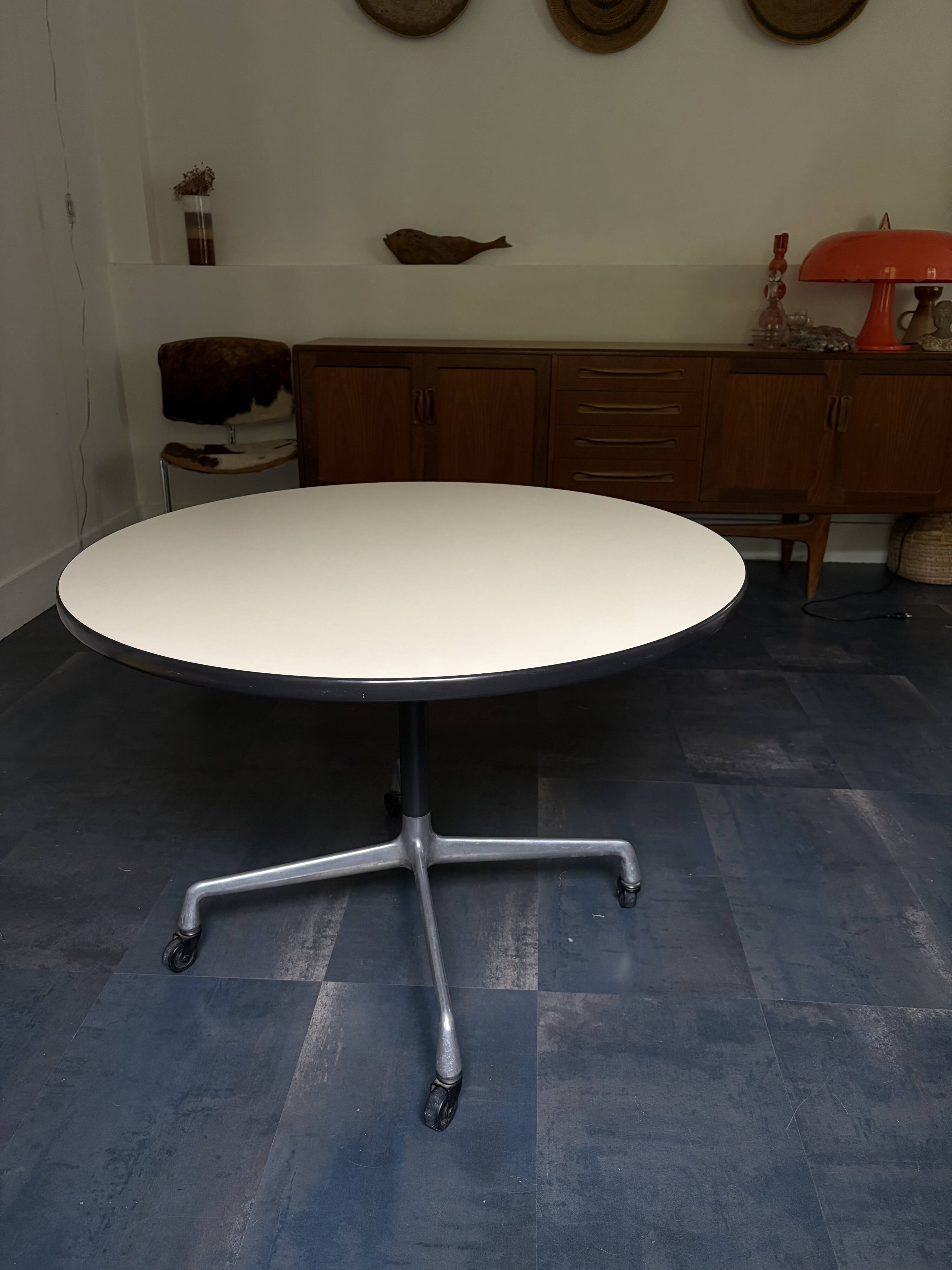 Round table Charles & Ray Eames – authenticated Herman Miller edition - h 65cm