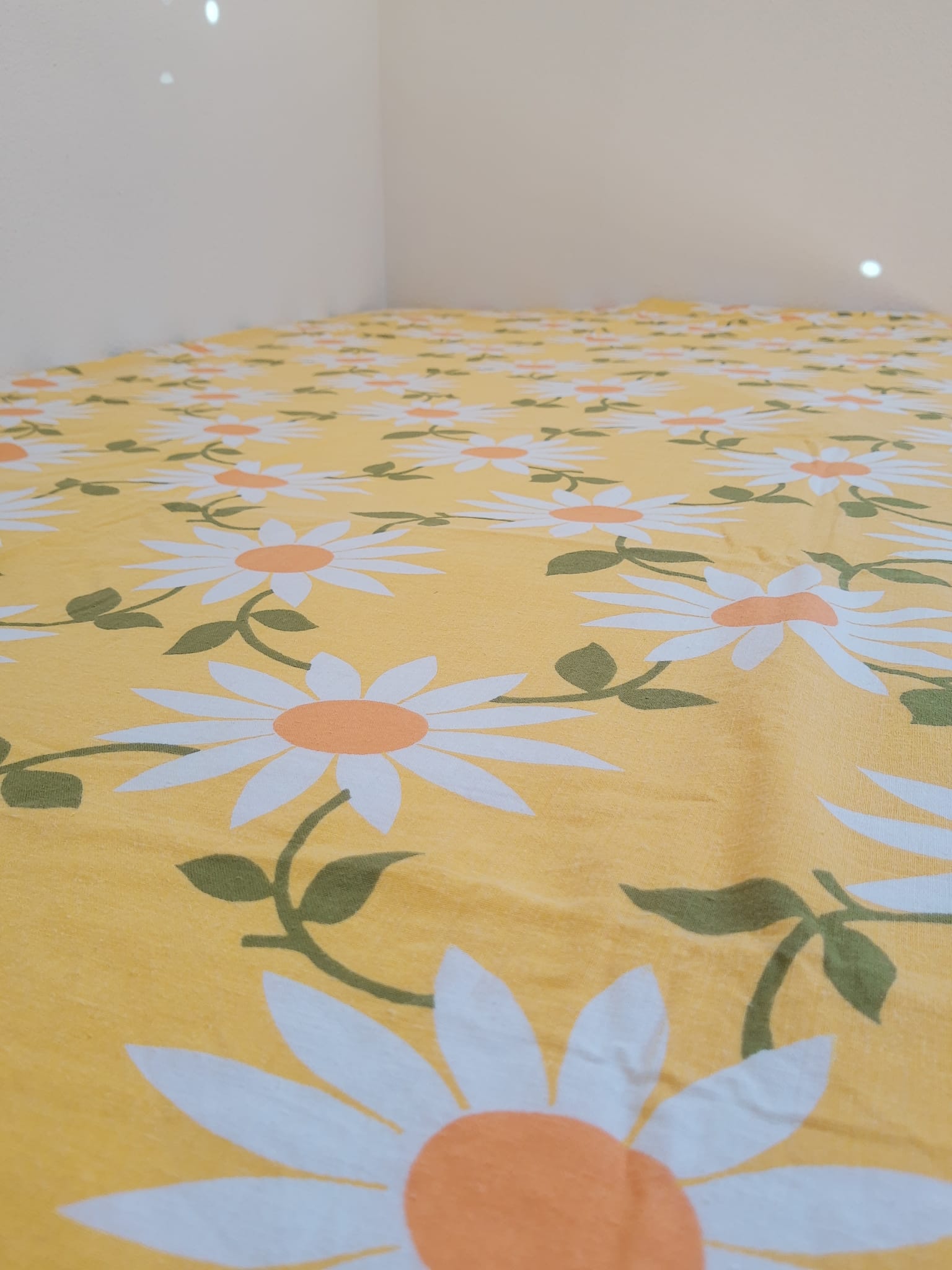 Set yellow tablecloth marguerite pattern and 8 vintage napkins
