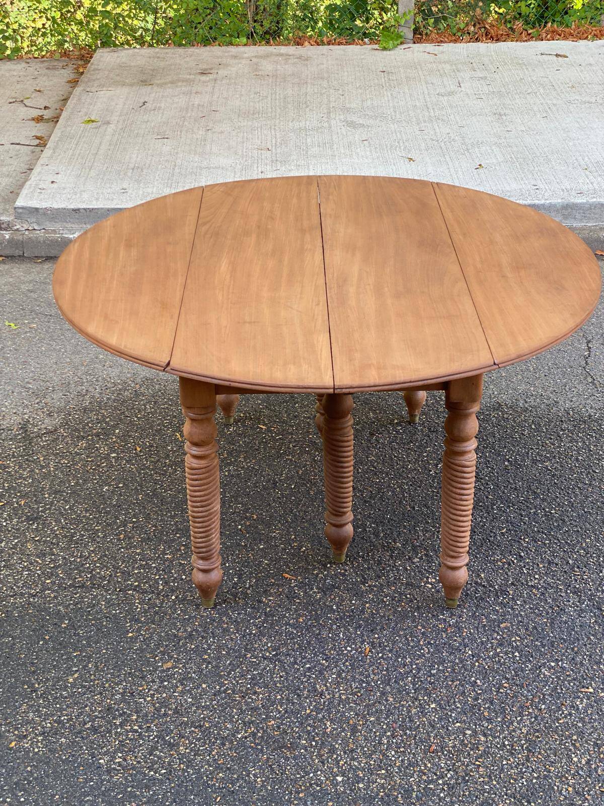 Round extendable banquet table stripped in solid mahogany with 4 extensions, 19th century.