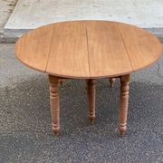 Round extendable banquet table stripped in solid mahogany with 4 extensions, 19th century.