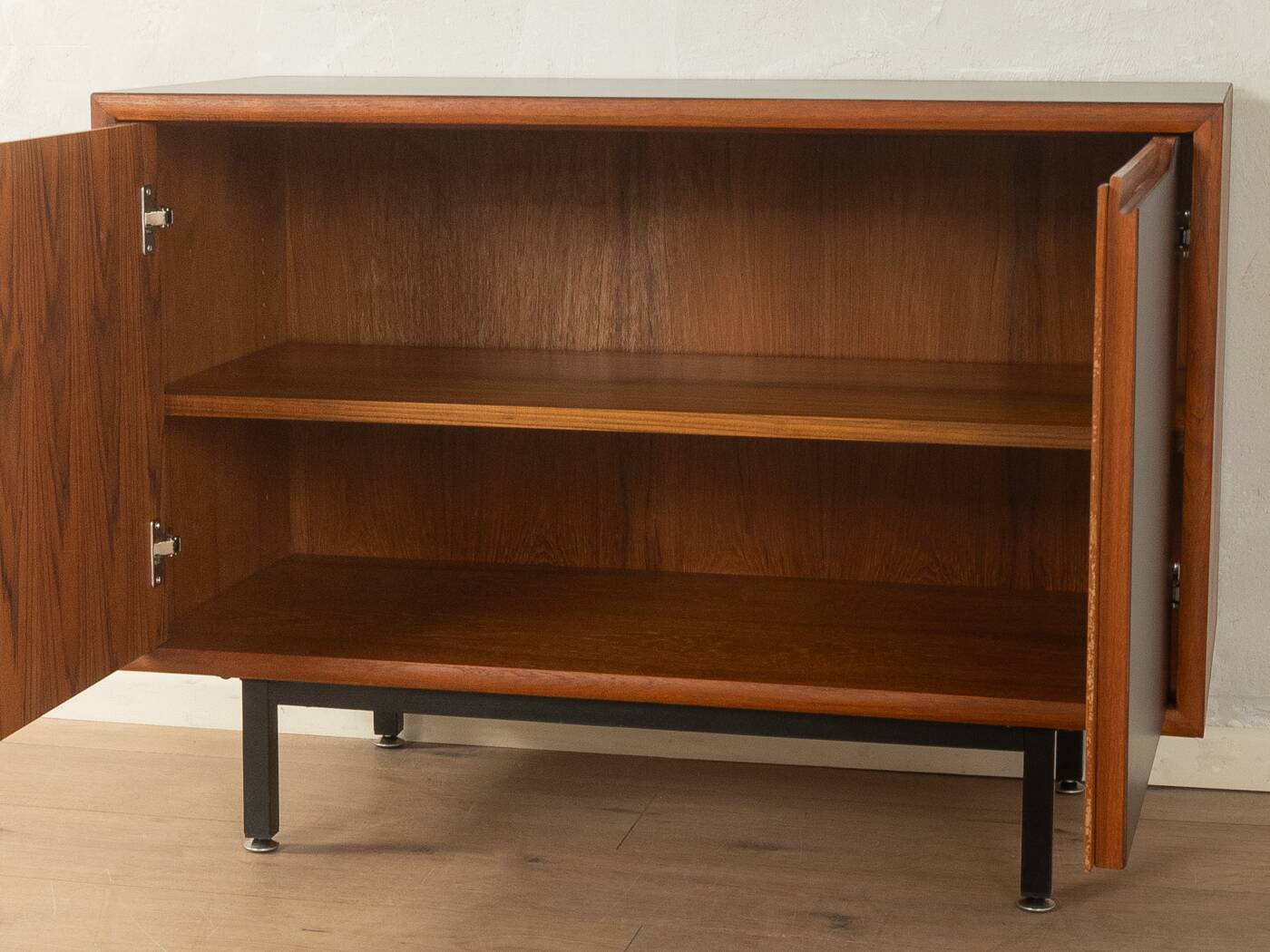 Buffet classique des années 1960 avec des portes en HPL noir et un placage en teck.