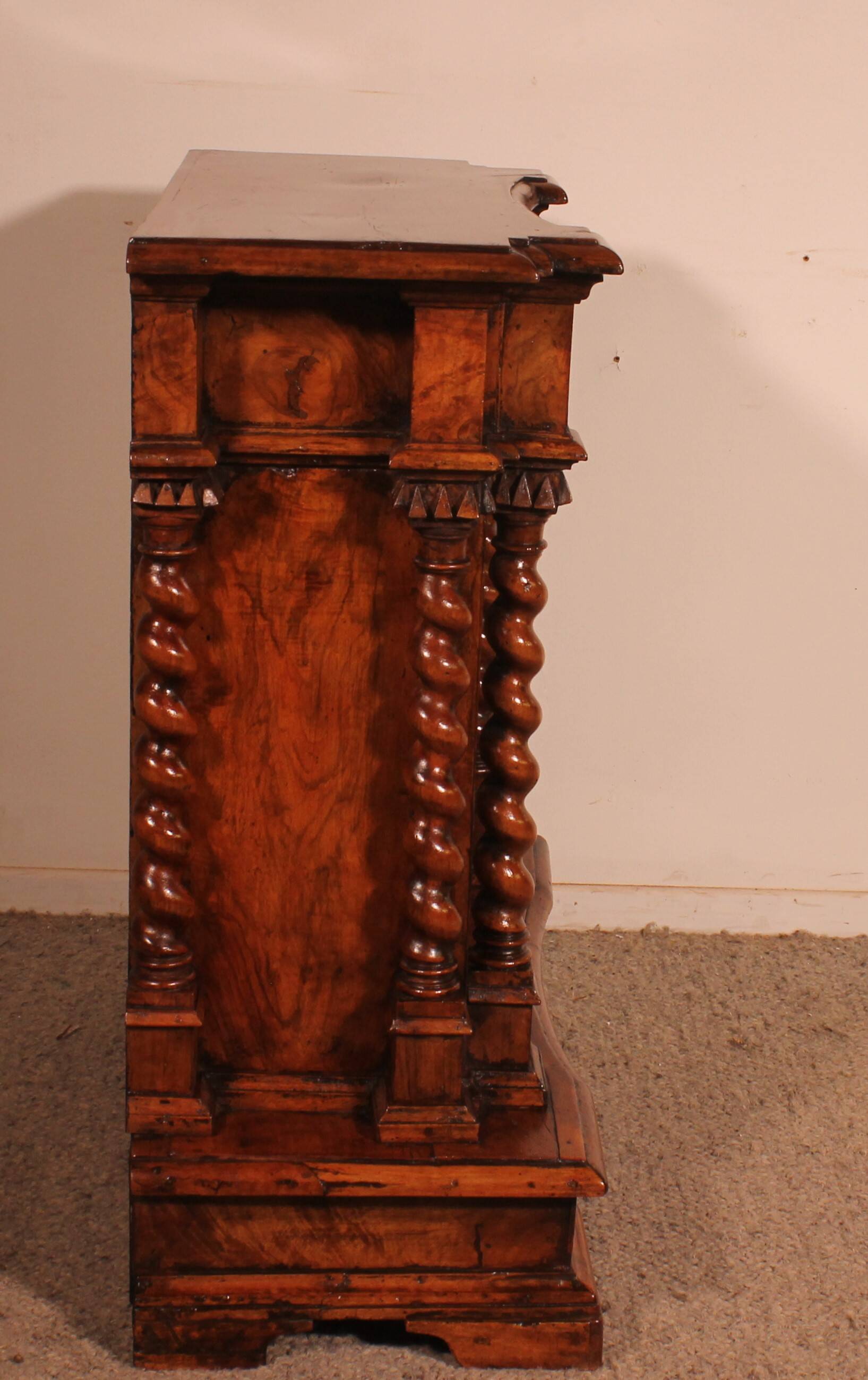 Italian Renaissance oratory in walnut and burl walnut - 17th century
