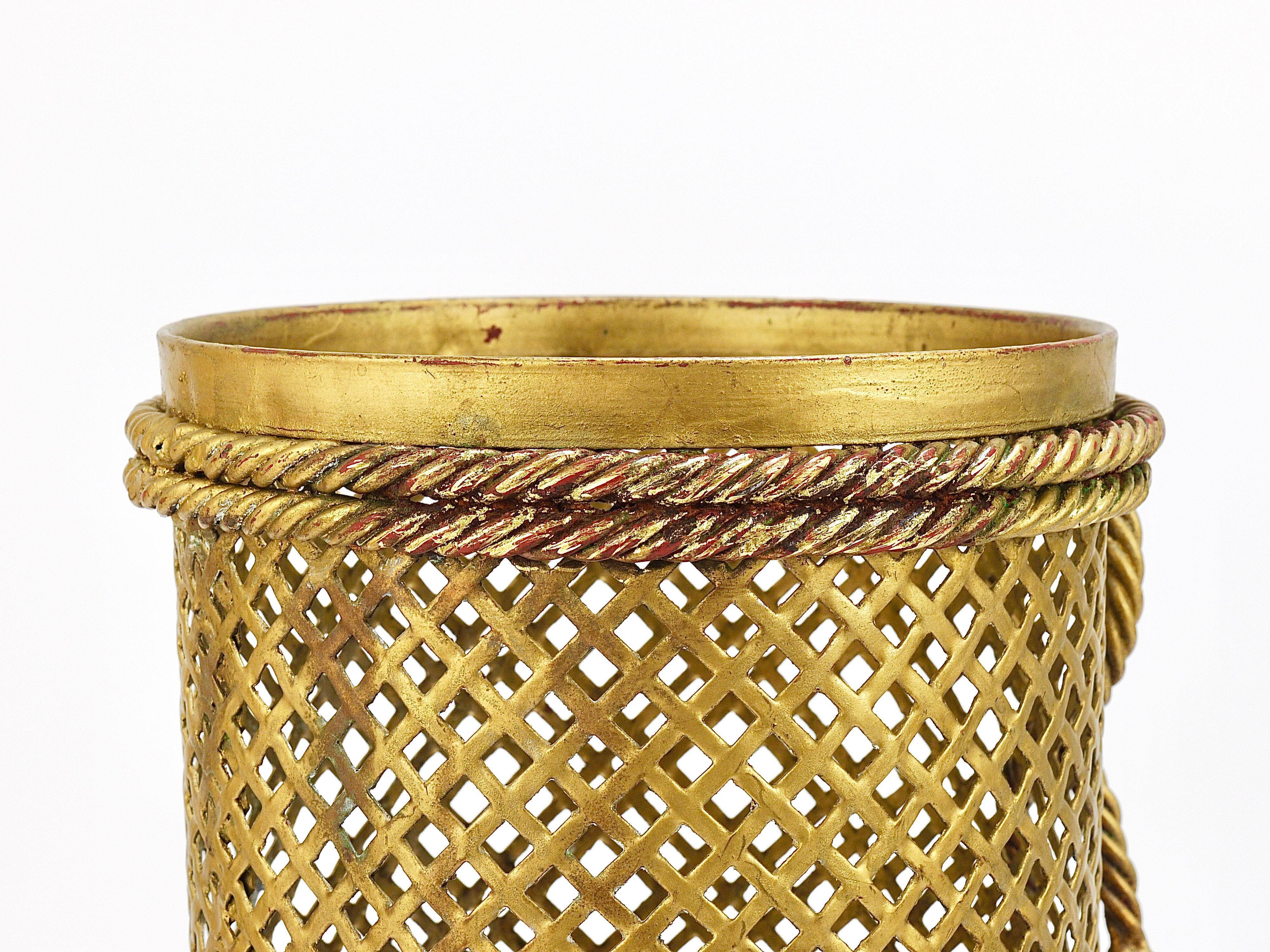 Hollywood Regency umbrella stand in gold metal with cord and tassels, Li Puma Firenze, 1950.
