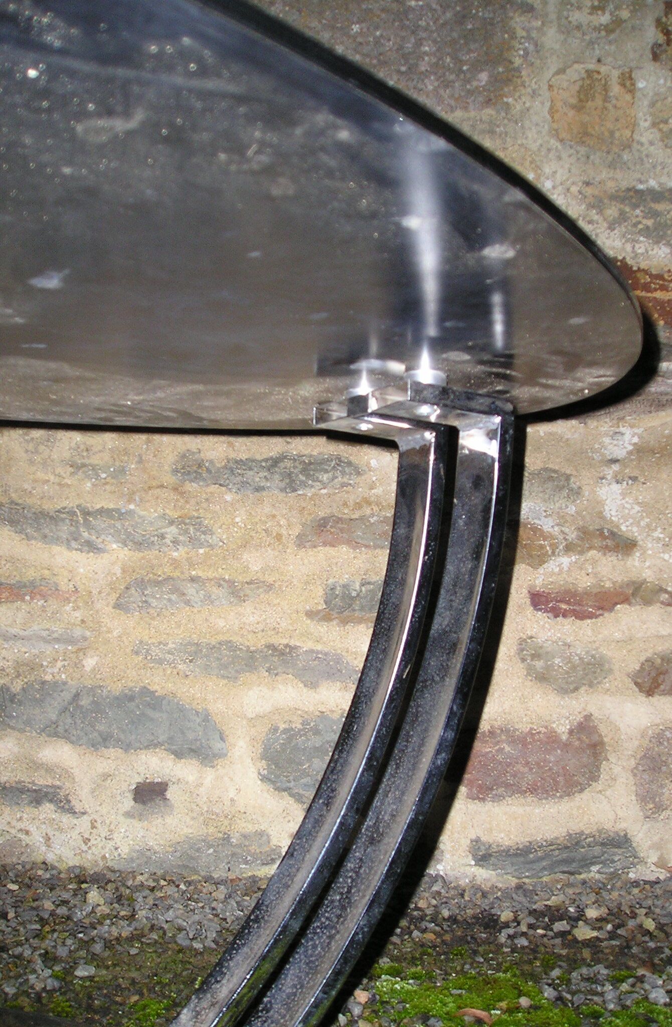 Table basse ovale en métal chromé et verre fumé 70's