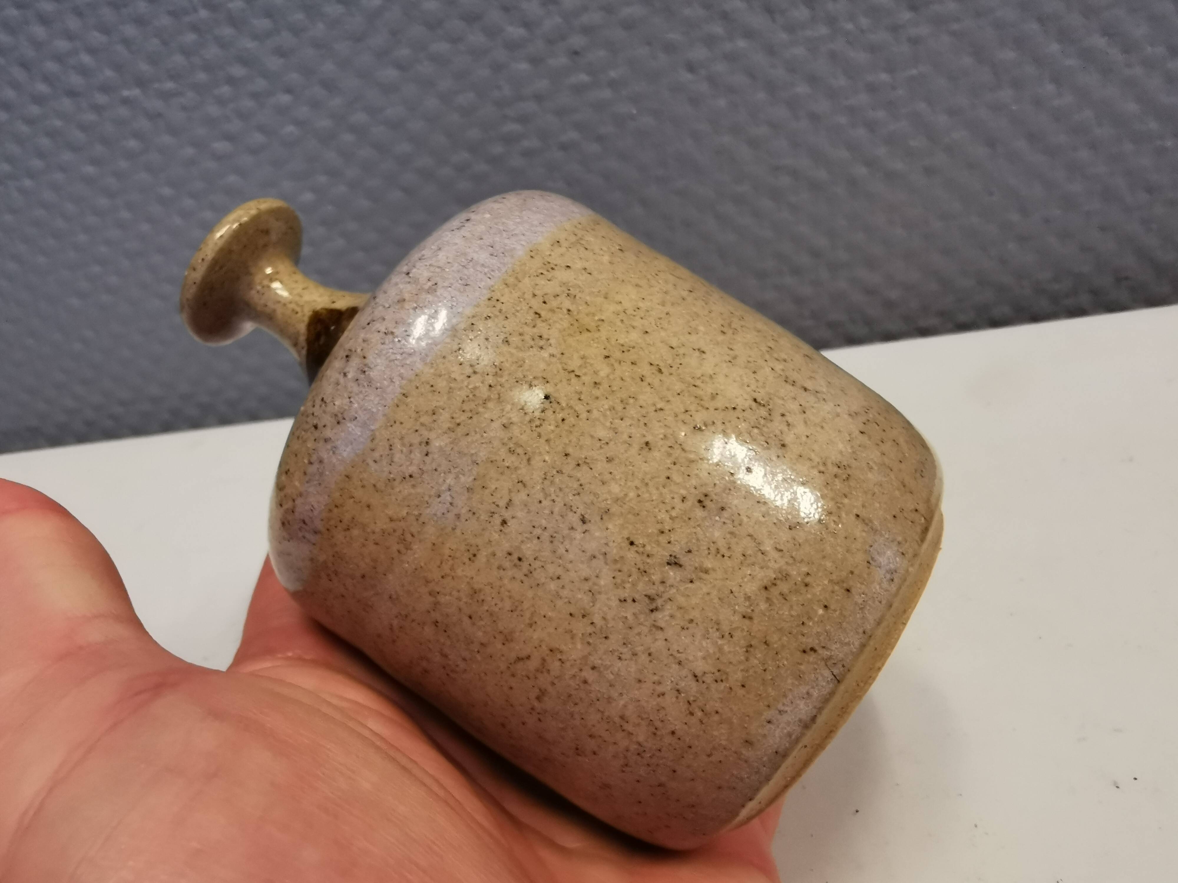 Un petit vase au col « fin », du suédois Kjell Sunesson, fabriqué chez Hjälmsjö en grès en 1979.