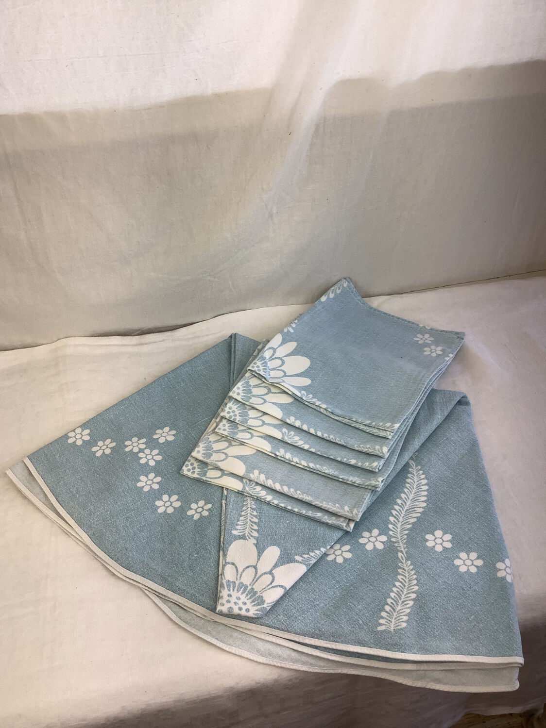 Oval tablecloth and 6 towels