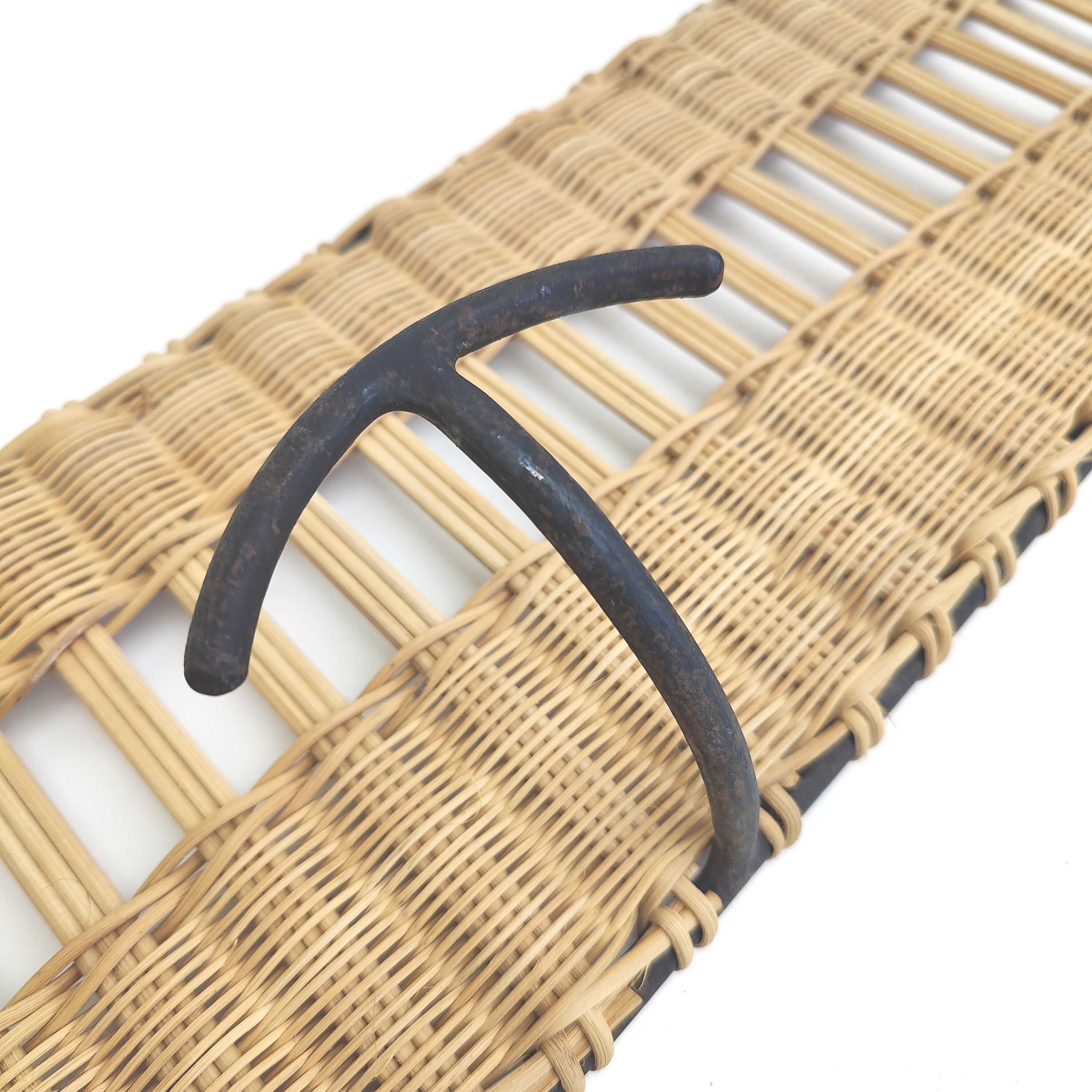 Porte manteaux mural à 3 patères en fer et osier tressé années 60