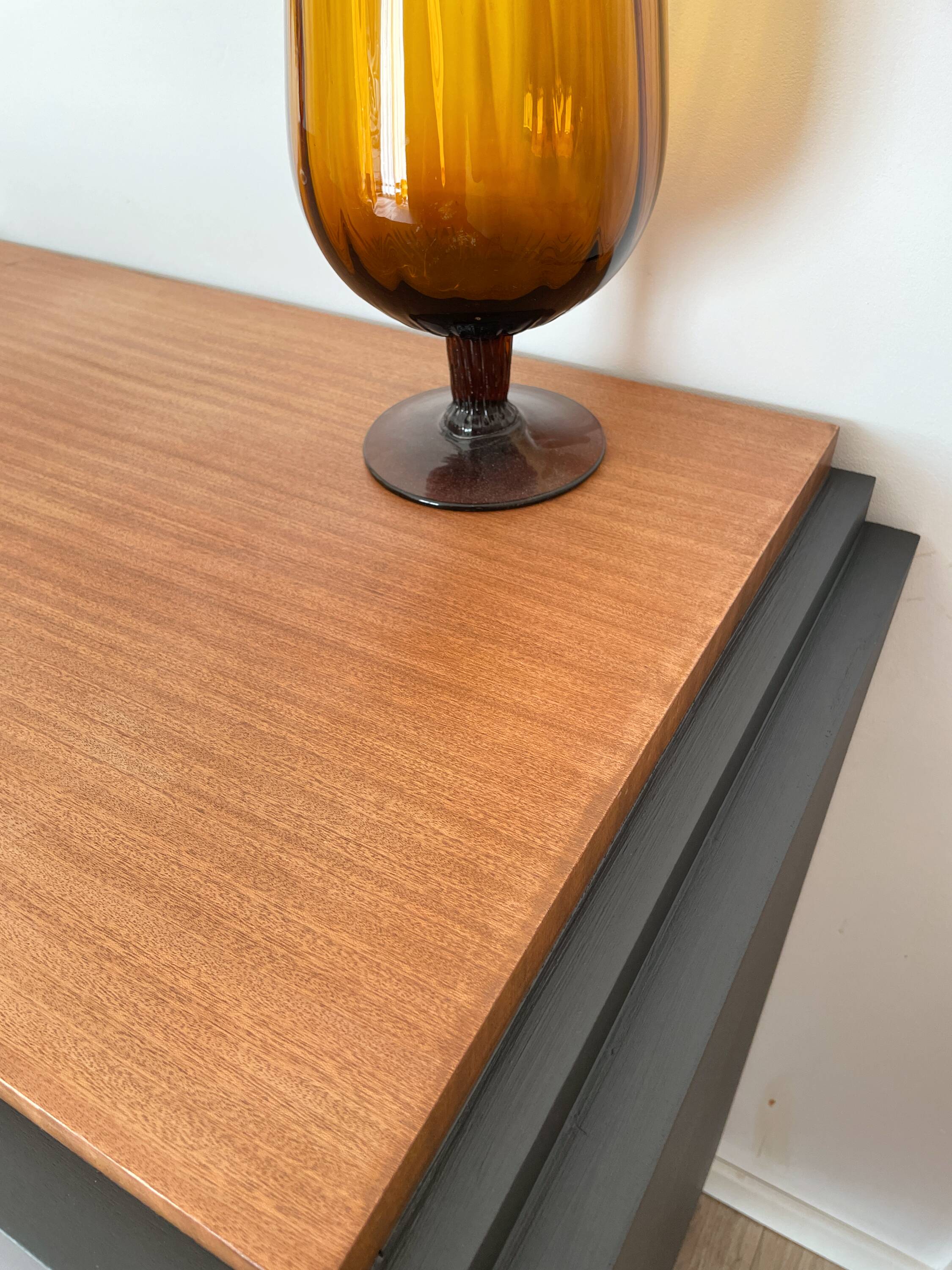 Buffet vintage noir mat et bois brut