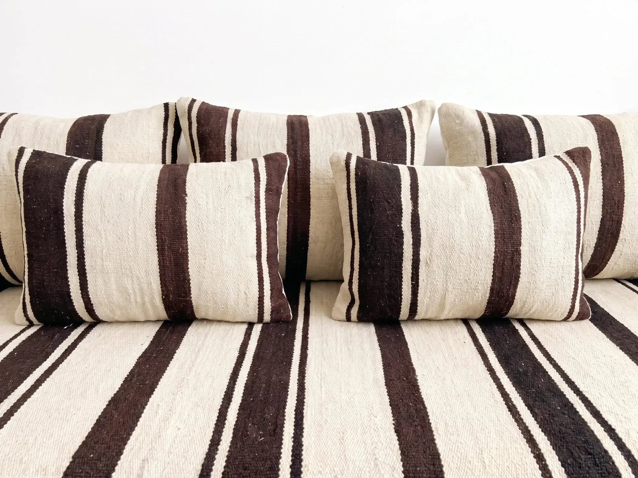 Coussin de sol en kilim rayé marron – laine tissée à la main, base crème