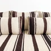 Coussin de sol en kilim rayé marron – laine tissée à la main, base crème