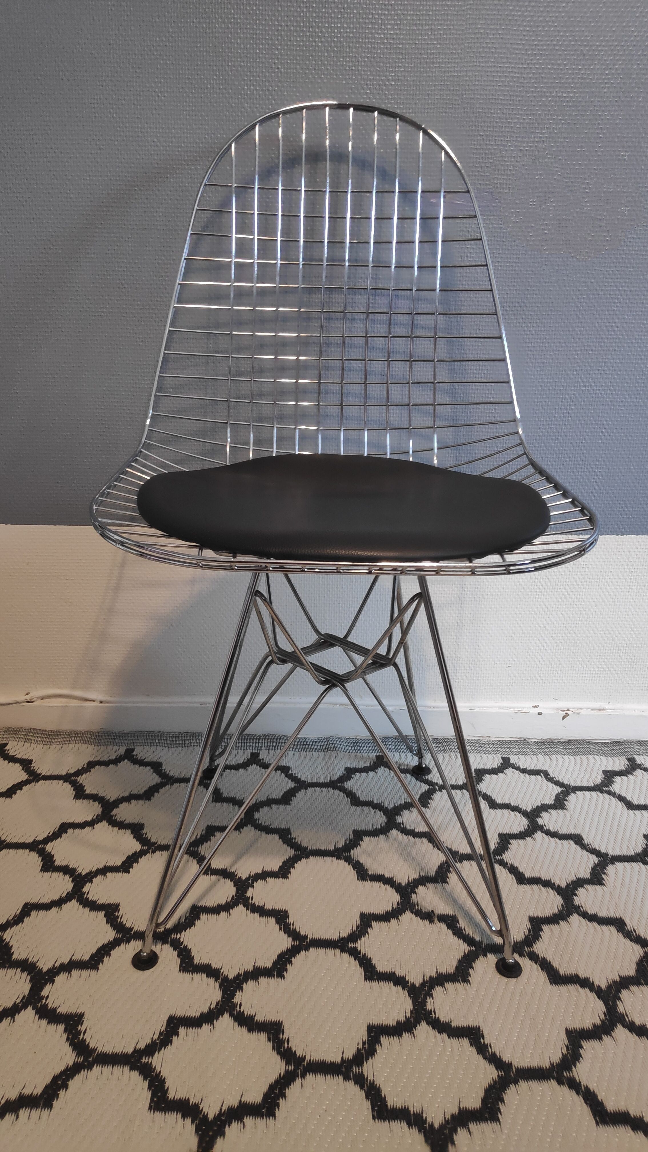 Chaises design en métal chromé et assise en skai noir