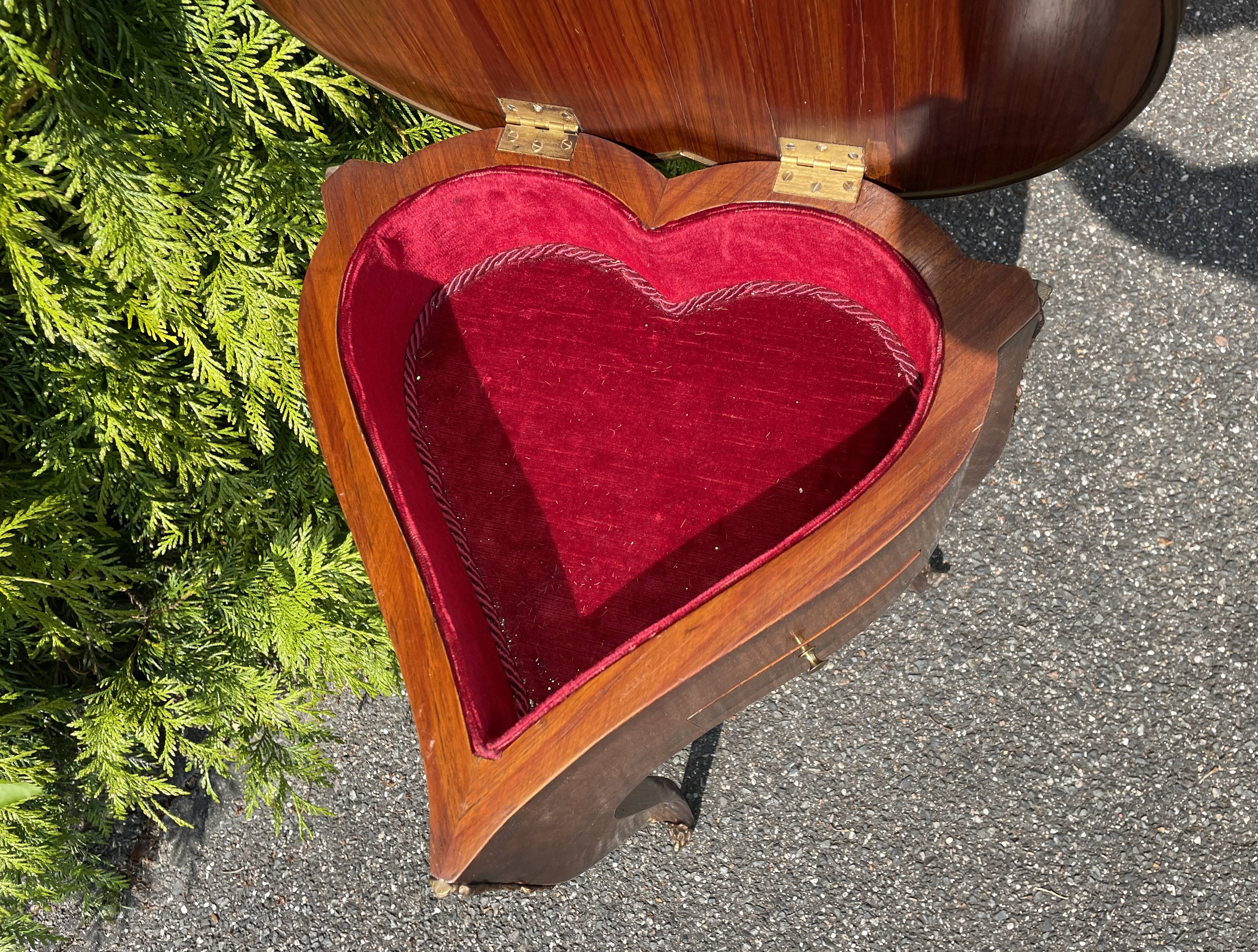 Small table or bedside table in the shape of a heart in marquetry. Style Louis XV