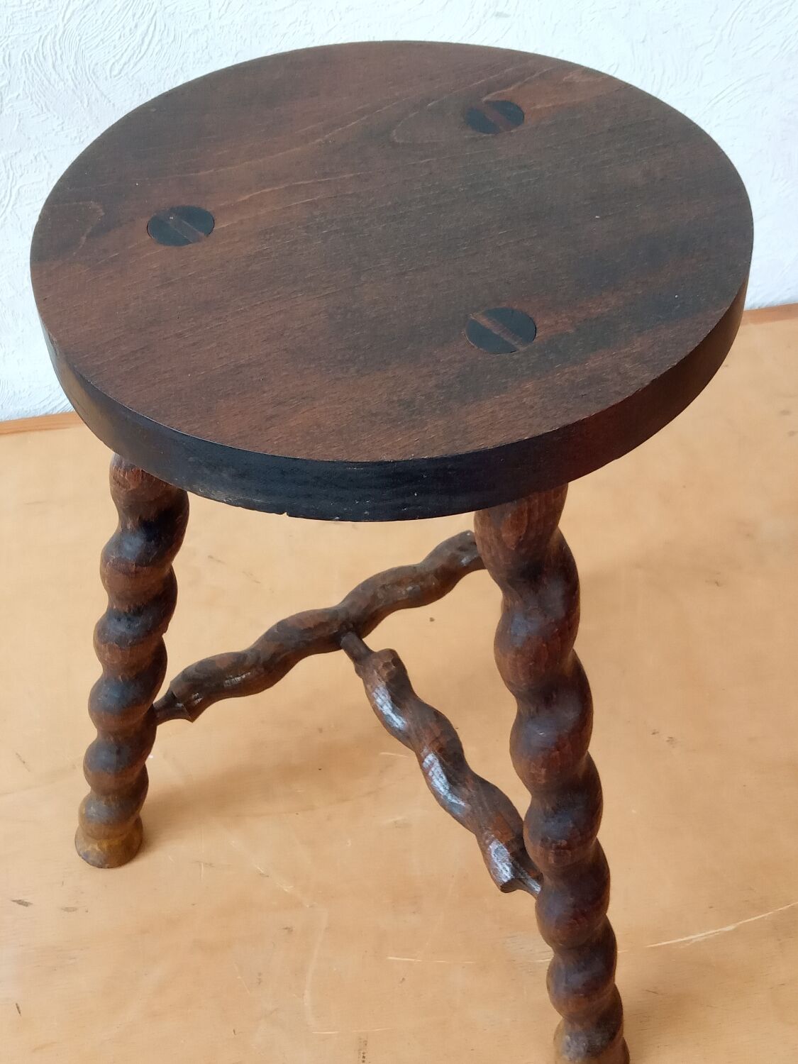 Tripod stool spiral feet