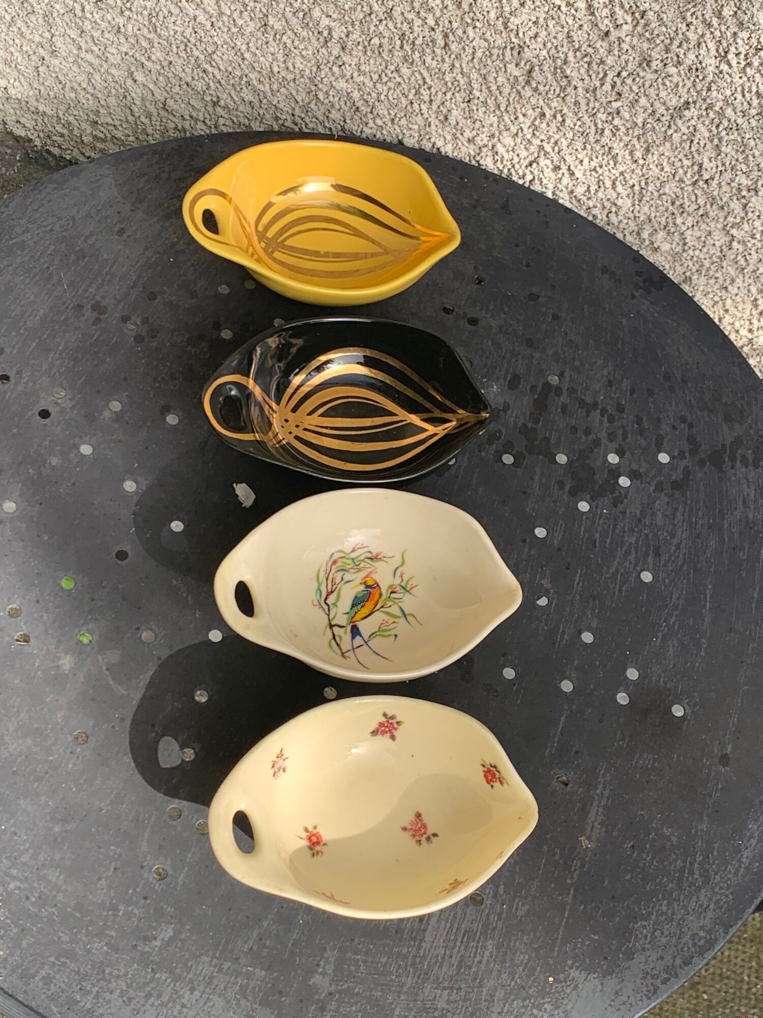4 enameled ceramic bowls with gold or bird or flower pattern decoration, design and vintage 1950