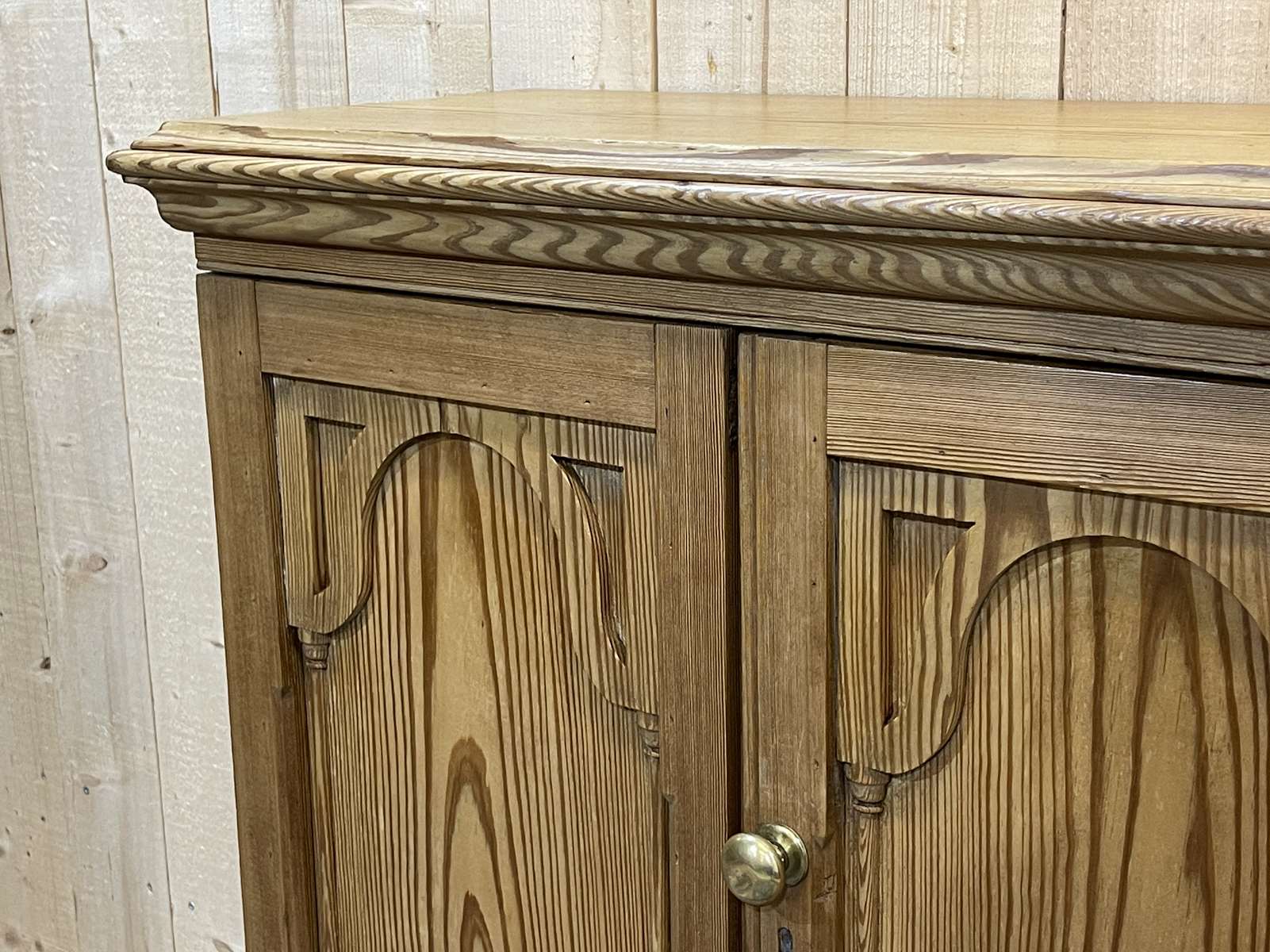 English buffet XIXth in pitch pine