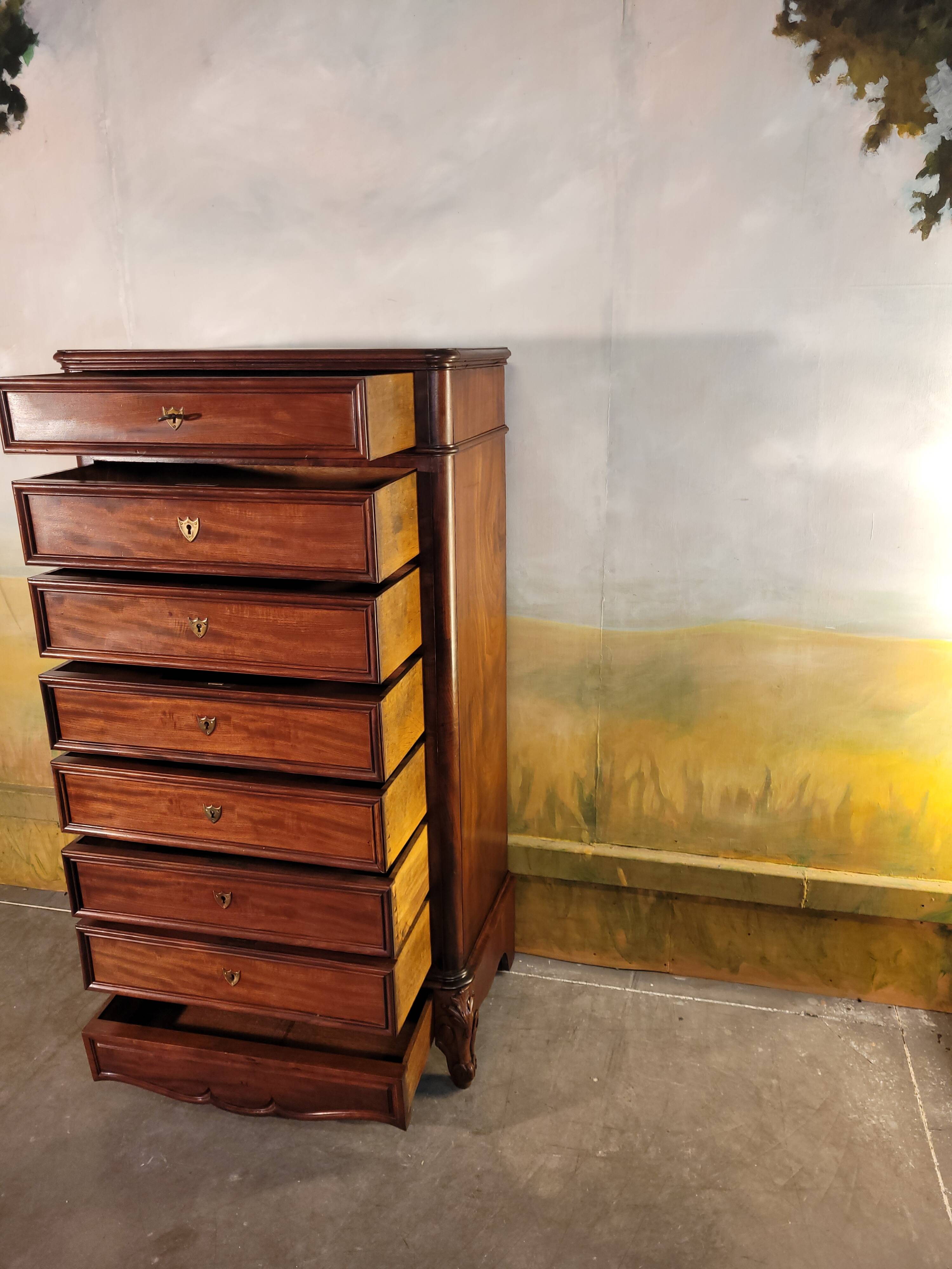 Large mahogany chest of drawers, 19th century