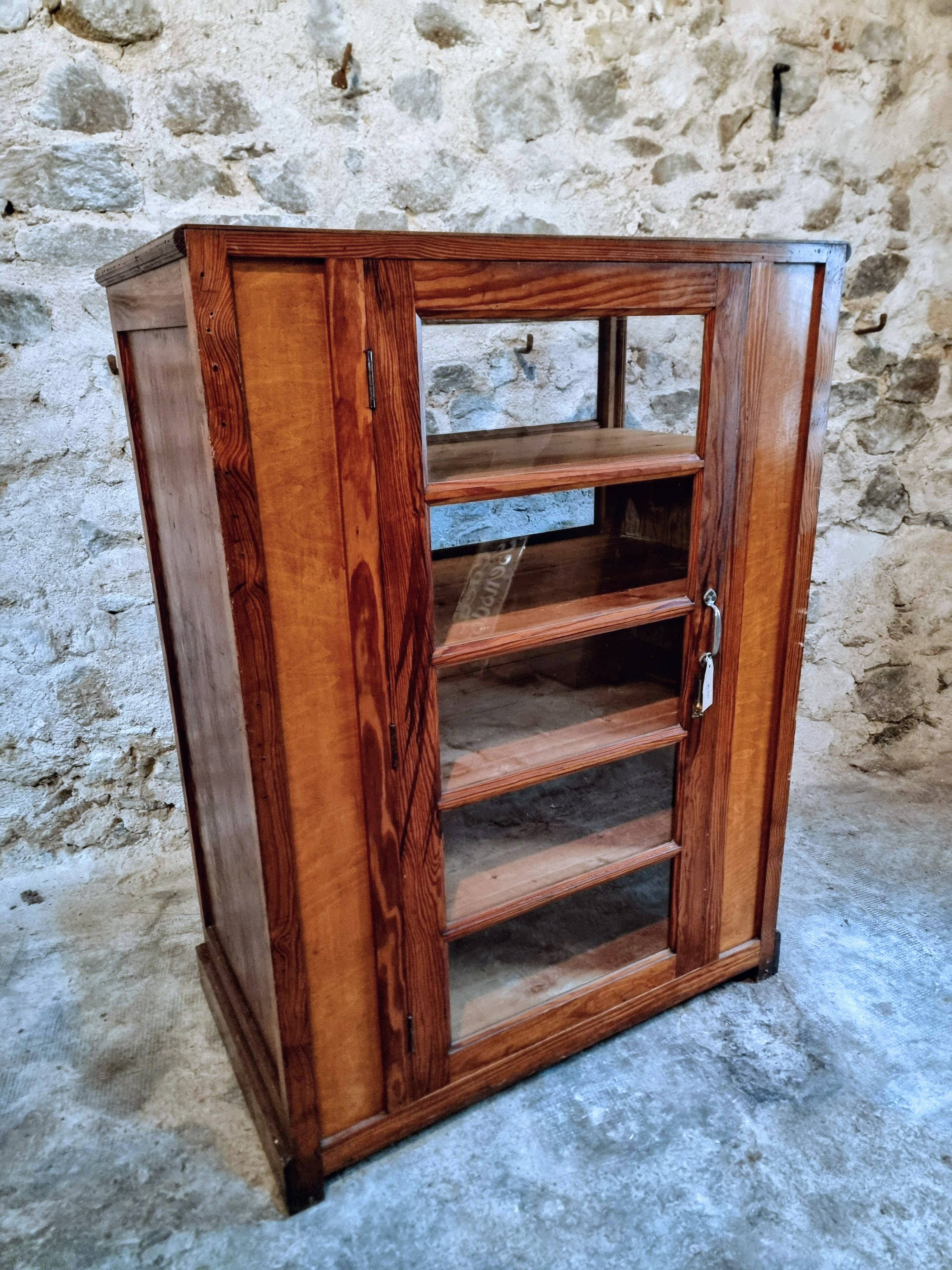 Antique shop display cabinet – Pine wood – 1920s/30s – On wheels