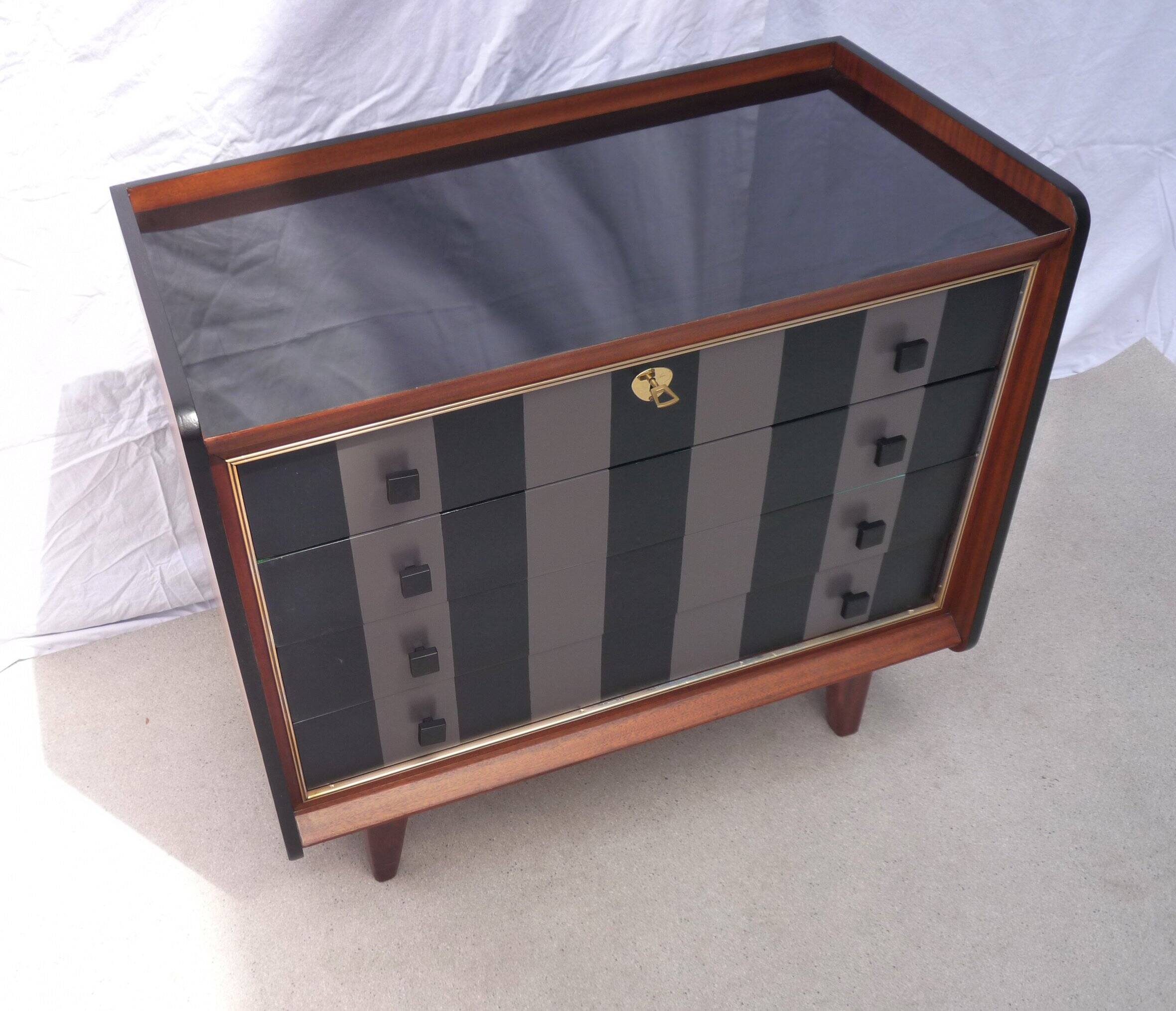 Vintage 4-drawer chest of drawers