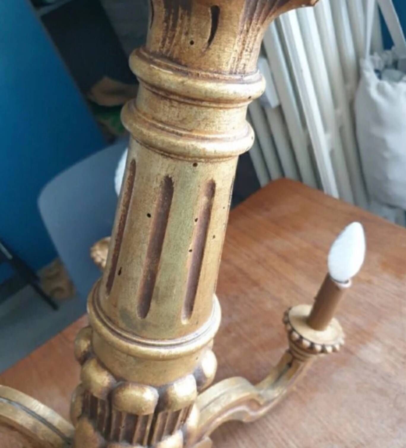 Antique chandelier in carved wood, 6 light arms and gilded with fine gold.