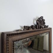 Miroir de style Louis XVI en noyer sculpté
