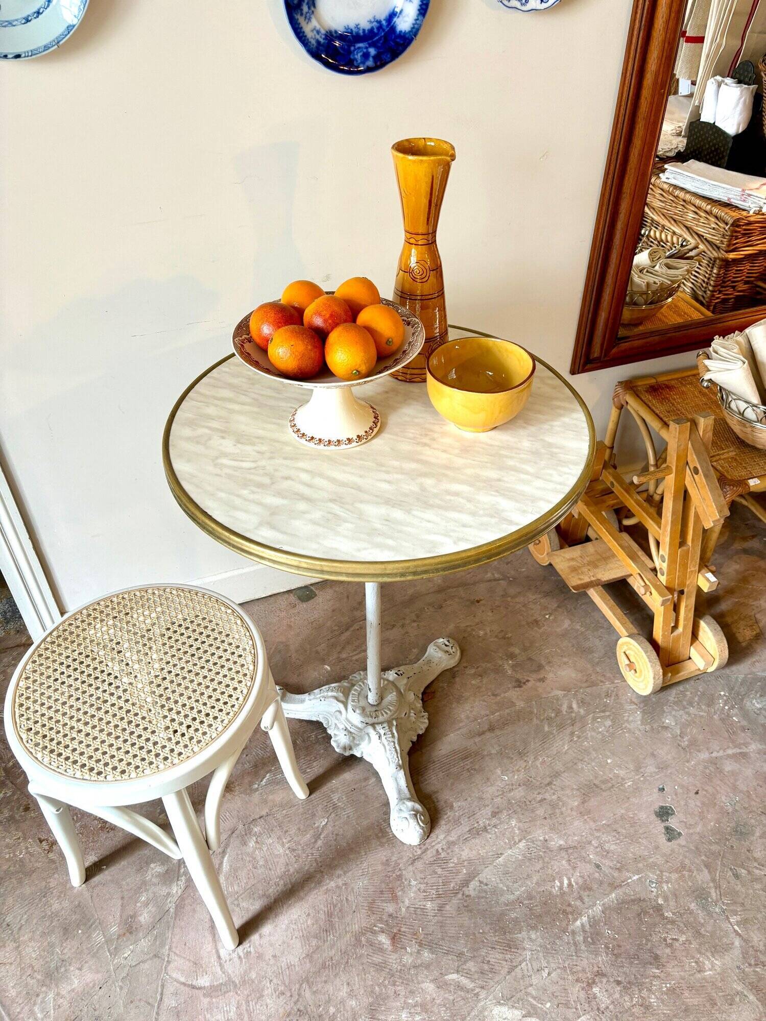 Table bistrot en fonte de fer grise et mélaminé beige ⌀ 60 cm