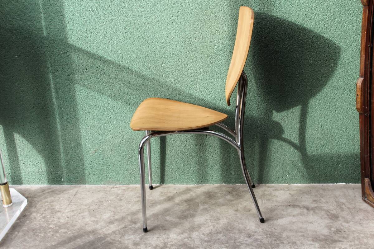 Set of two pairs of vintage 1970s chairs, in chrome metal and beech.