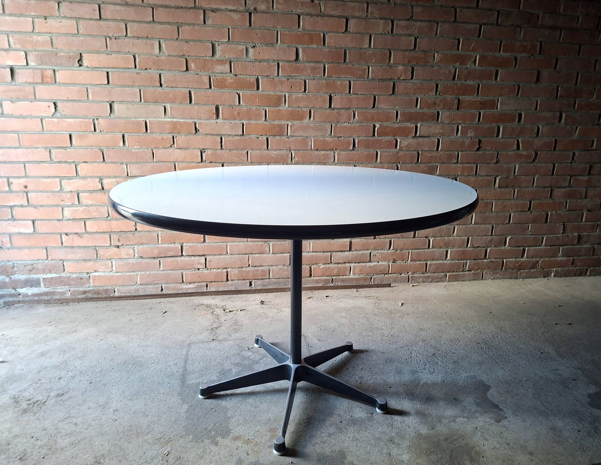 Table Eames 650
