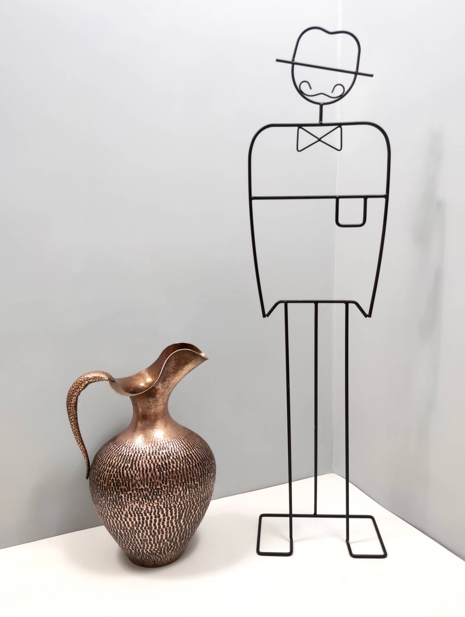 Grand vase pichet en cuivre gaufré par Egidio Casagrande, Italie